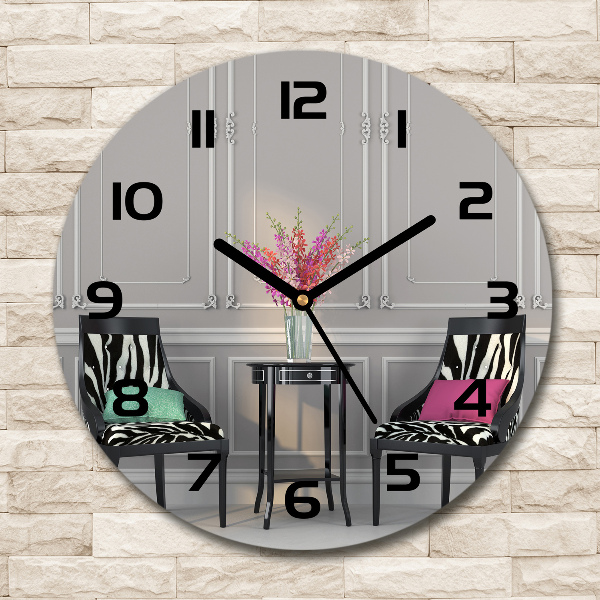Orologio rotondo con due sedie abbinate