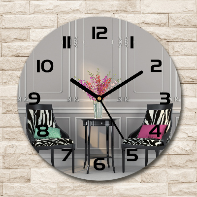 Orologio rotondo con due sedie abbinate