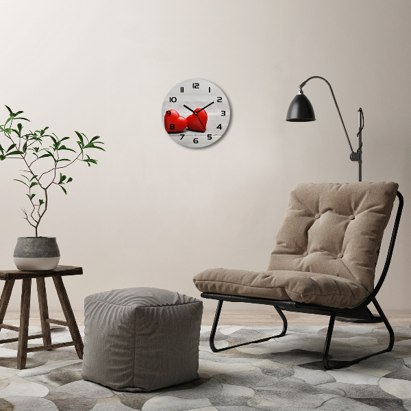 Orologio rotondo in vetro con decorazione di cuori su sfondo effetto legno