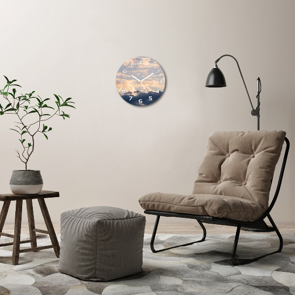 Orologio rotondo con quadrante decorato con nuvole nel cielo