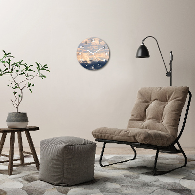 Orologio rotondo con quadrante decorato con nuvole nel cielo