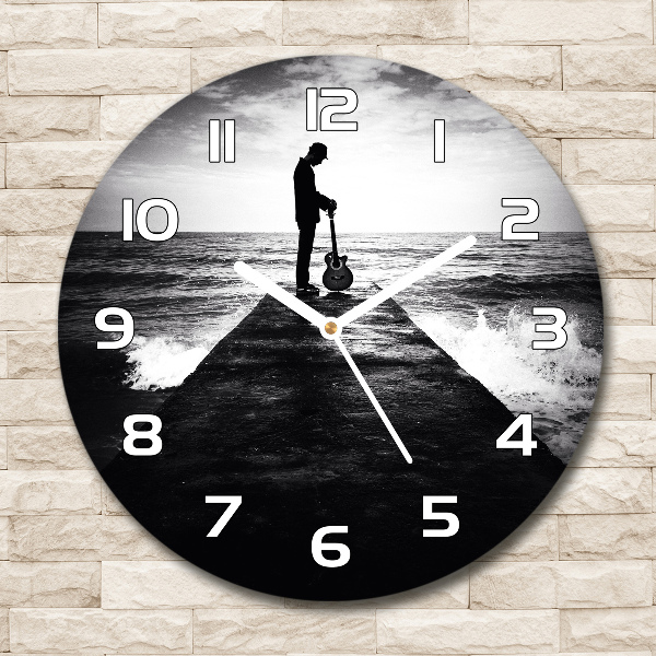 Orologio rotondo in vetro con decorazione raffigurante un chitarrista su un molo