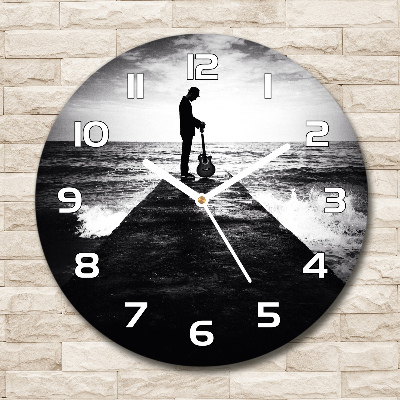 Orologio rotondo in vetro con decorazione raffigurante un chitarrista su un molo