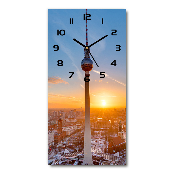 Orologio verticale con design ispirato a una torre televisiva