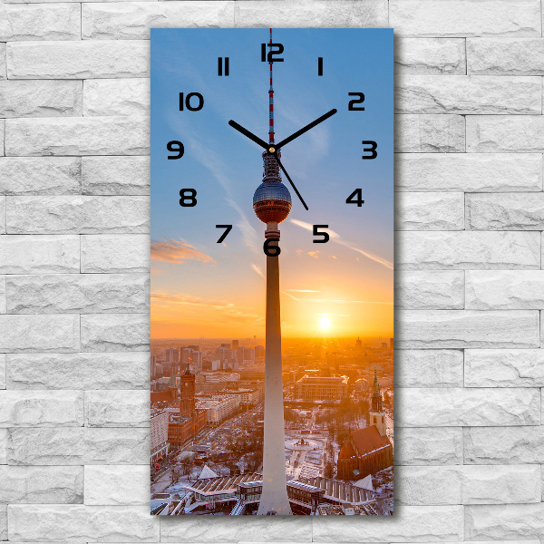 Orologio verticale con design ispirato a una torre televisiva