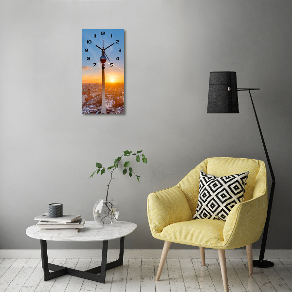 Orologio verticale con design ispirato a una torre televisiva