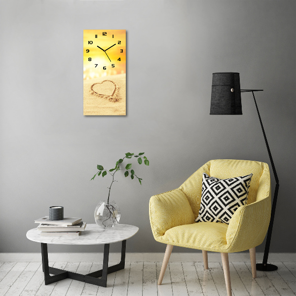 Orologio verticale con motivo a cuore sulla spiaggia