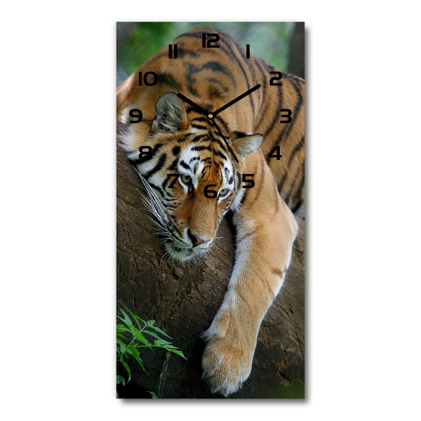 Orologio verticale con decorazione raffigurante una tigre su un albero