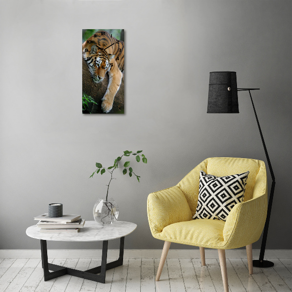 Orologio verticale con decorazione raffigurante una tigre su un albero