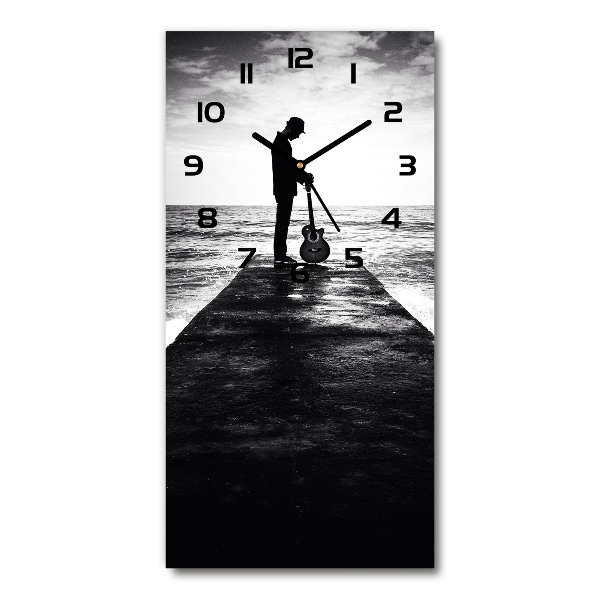 Orologio verticale in vetro con decorazione raffigurante un chitarrista sul molo