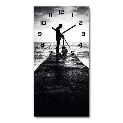 Orologio verticale in vetro con decorazione raffigurante un chitarrista sul molo