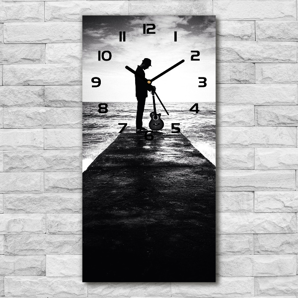 Orologio verticale in vetro con decorazione raffigurante un chitarrista sul molo