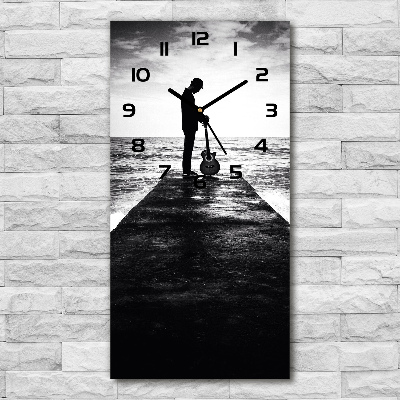 Orologio verticale in vetro con decorazione raffigurante un chitarrista sul molo