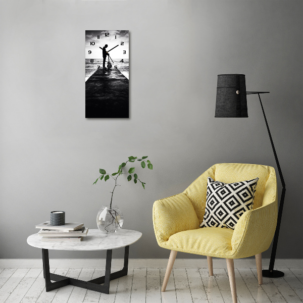 Orologio verticale in vetro con decorazione raffigurante un chitarrista sul molo