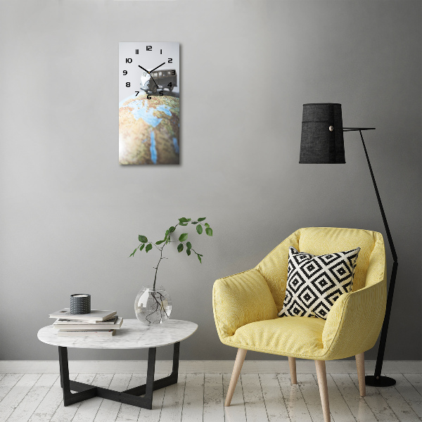 Orologio verticale con stampa di un furgone su un globo