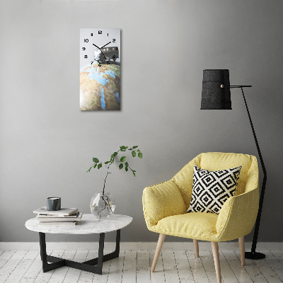 Orologio verticale con stampa di un furgone su un globo