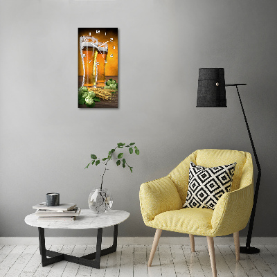 Orologio verticale con due bicchieri di birra