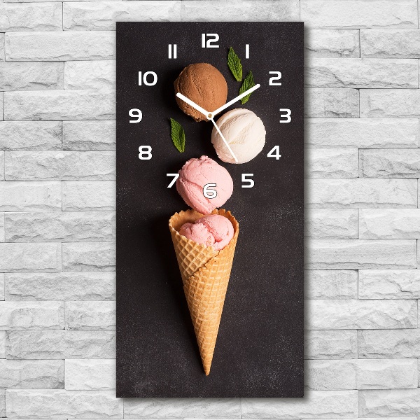 Orologio verticale con motivo a gelato in un cono di cialda