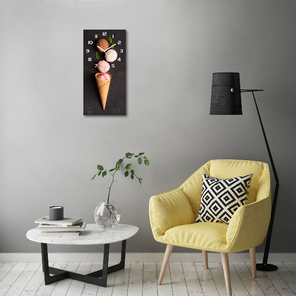 Orologio verticale con motivo a gelato in un cono di cialda