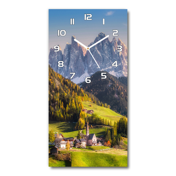 Orologio da parete verticale con decorazione raffigurante una città di montagna