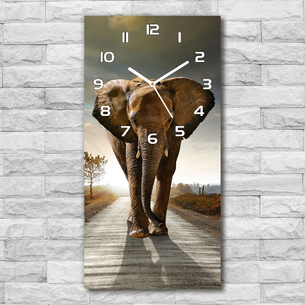 Orologio verticale in vetro con movimento a pendolo ispirato al passo dell'elefante
