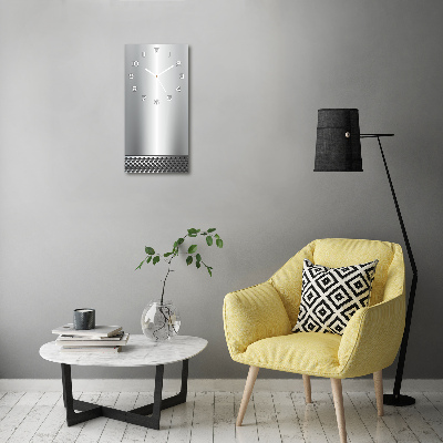 Orologio verticale con sfondo metallico