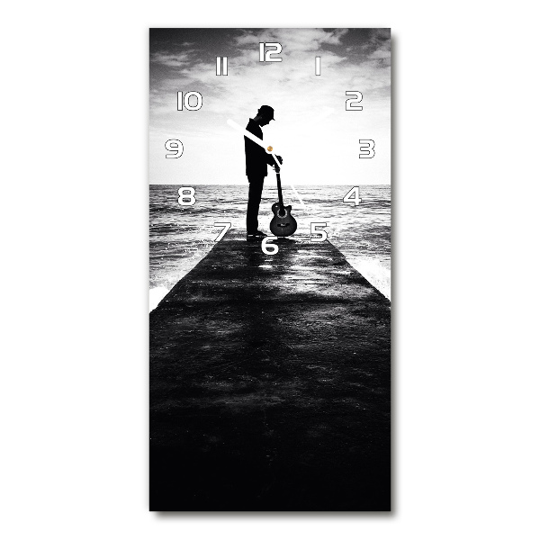Orologio verticale in vetro con stampa del chitarrista sul molo
