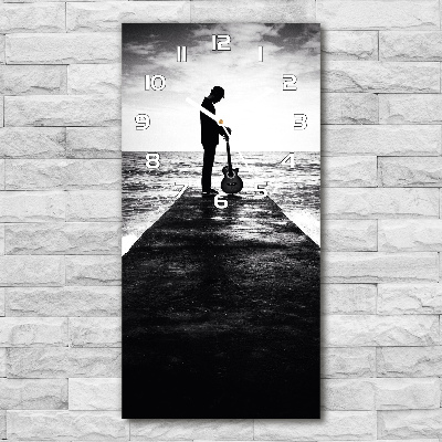 Orologio verticale in vetro con stampa del chitarrista sul molo