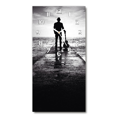 Orologio da parete verticale con decorazione raffigurante un chitarrista sul molo