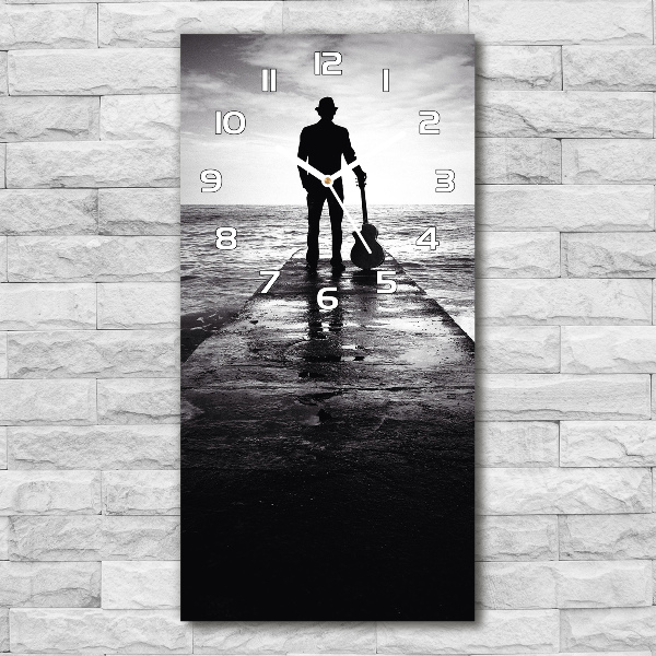 Orologio da parete verticale con decorazione raffigurante un chitarrista sul molo