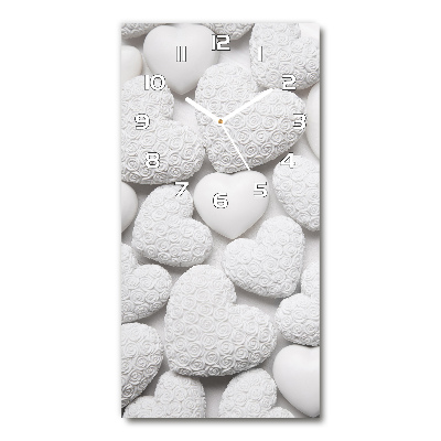 Orologio da parete verticale con sfondo a forma di cuore bianco