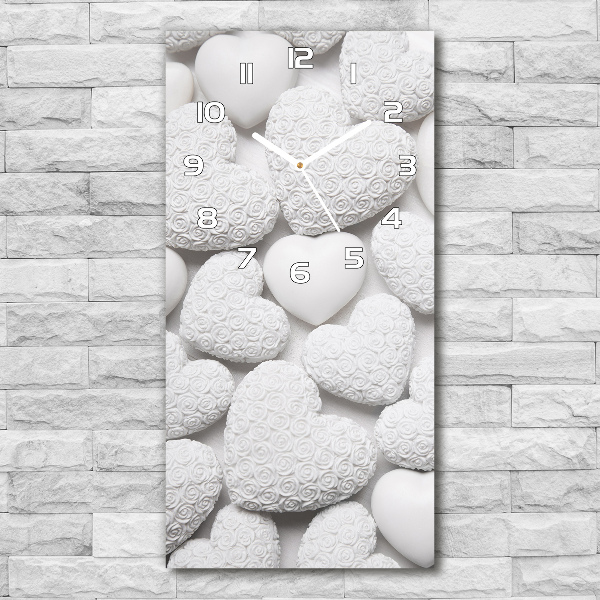 Orologio da parete verticale con sfondo a forma di cuore bianco
