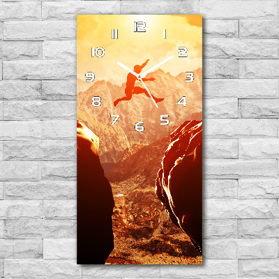 Orologio da parete verticale con motivo 'Salta oltre l'abisso'