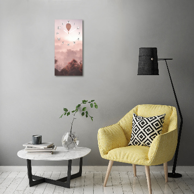 Orologio verticale con motivo di foresta e mongolfiere volanti