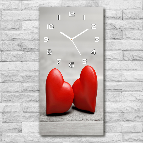 Orologio verticale in vetro con motivo di cuori su sfondo effetto legno