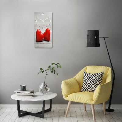 Orologio verticale in vetro con motivo di cuori su sfondo effetto legno