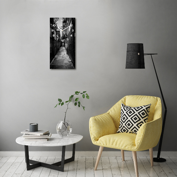 Orologio verticale con quadrante raffigurante strade cittadine