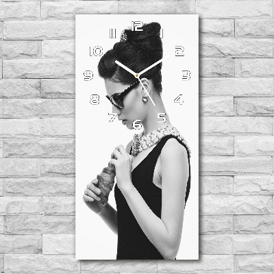 Orologio da parete verticale con motivo raffigurante una donna con gli occhiali