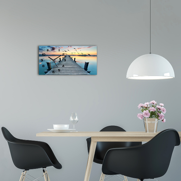 Orologio orizzontale con quadrante a molla in legno sul molo