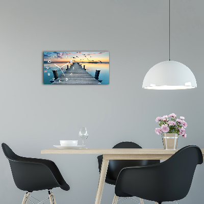 Orologio orizzontale con quadrante a molla in legno sul molo