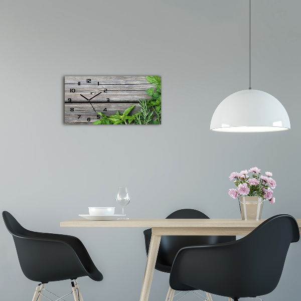 Orologio orizzontale con sfondo di erbe aromatiche su effetto legno