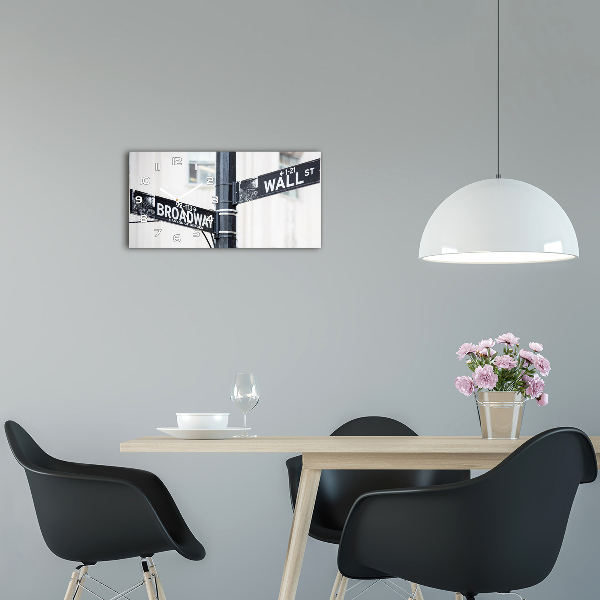 Orologio orizzontale con grafica ispirata alla segnaletica di Wall Street