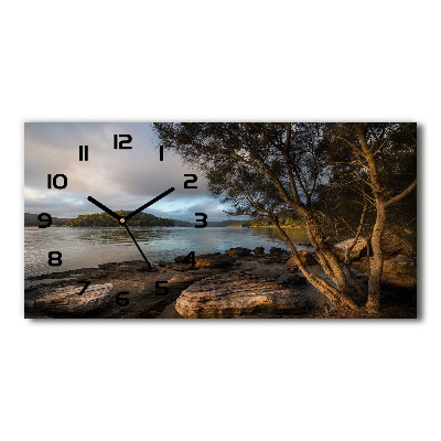 Orologio orizzontale con decorazione raffigurante un albero in riva al fiume