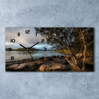 Orologio orizzontale con decorazione raffigurante un albero in riva al fiume