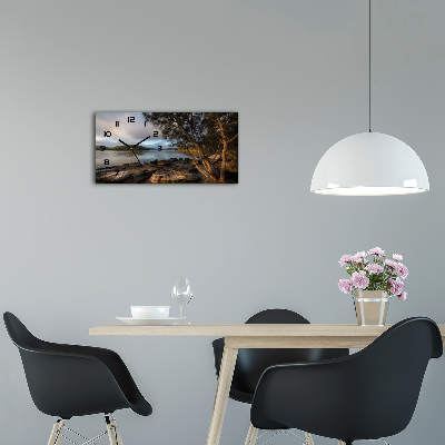 Orologio orizzontale con decorazione raffigurante un albero in riva al fiume