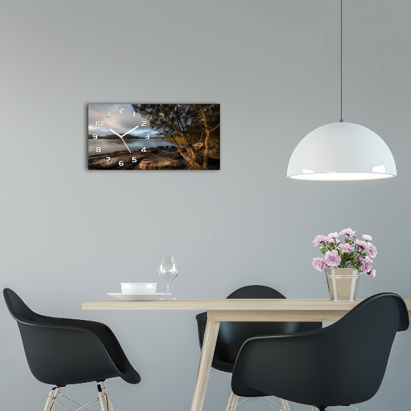 Orologio orizzontale con decorazione raffigurante un albero in riva al fiume