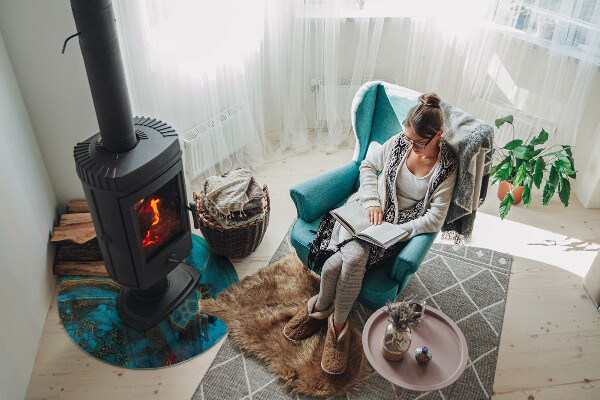 Vetro sotto il camino con motivo organico astratto