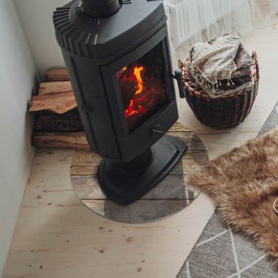 Vetro sotto il camino con tavola di legno nel layout