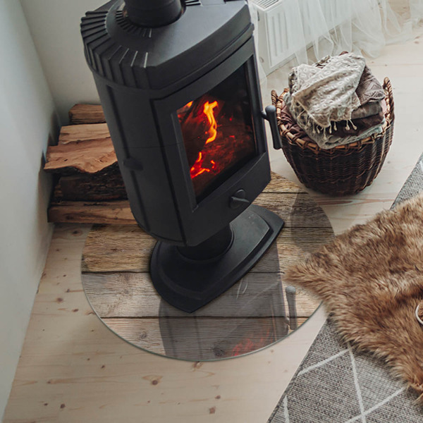 Vetro sotto il camino con tavola di legno nel layout