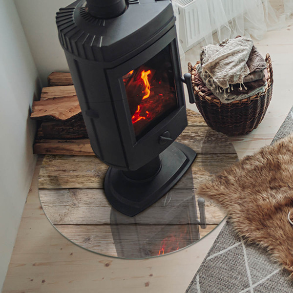 Vetro sotto il camino con tavola di legno nel layout